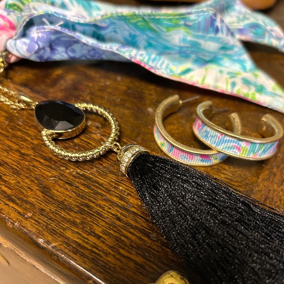 Beautiful Lilly Pulitzer jewelry bundle! Necklace, earrings and key fob - Picture 5 of 10
